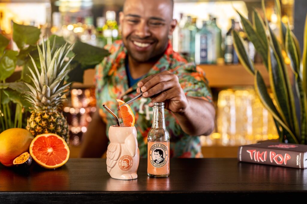 Tiki Bars Tiki Bars erleben schon wieder ein Revival: weniger Kitsch, mehr Rum-Wissen. Warum Jamaika, Martinique & Demerara die Barkultur verändern und Maximalismus gewünscht ist.