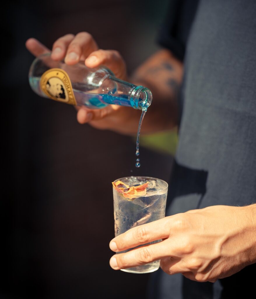Thomas Henry Tonic Water wird in ein Glas mit Eis und Garnitur gegossen – simpler Aperitif ohne Alkohol
